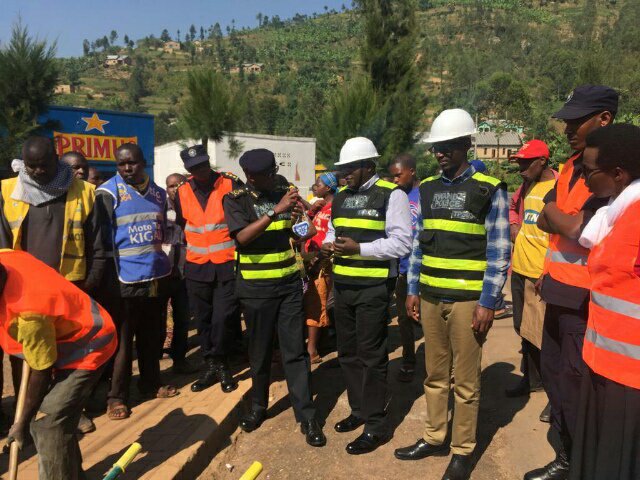 GasizaCell's tweet photo. Uyu munsi @GasizaCell kubufatanye na @Rwandapolice habaye igikorwa cyo  kwigisha ikoreshwa ry'umuhanda havugururwa zebra crossing,umushyitsi mukuru yari @gatjmv @RwandaLocalGov https://t.co/R8wvXyk1yq