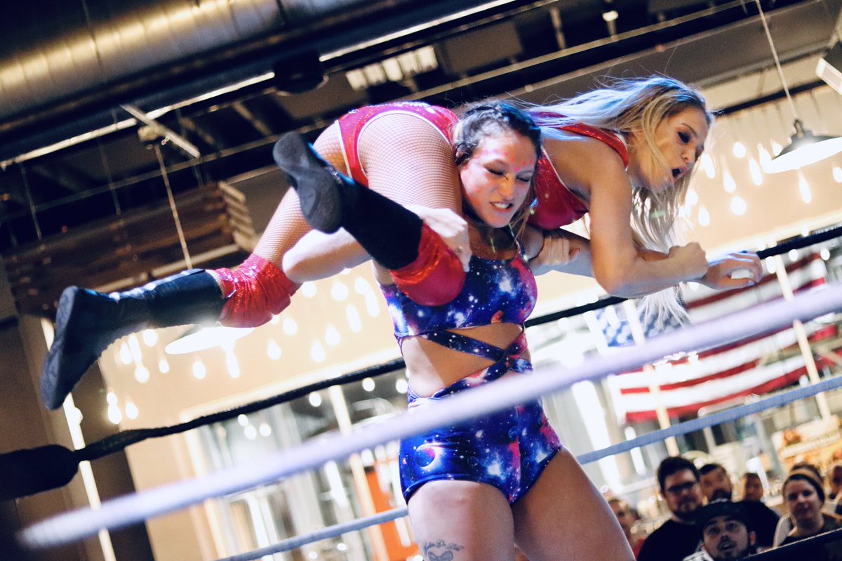VeraSadlyPhoto's tweet photo. The Galaxy’s Greatest Alien 👽 @callmekrisstat v New England wrestling OG @MrsAIPAlisha at @WWRProWrestling Let Them Eat Cake at Down the Road Brewery in Everett, MA #WWRCake 1/5 https://t.co/wlSZ2TfaTW