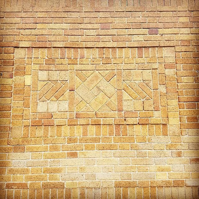 TheRealBrickJ's tweet image. Beautiful Boston bricks! Looks like a quilt pattern. #BostonBricks #ModularBricks #MasonsOfInstagram #davissquare #brickBoner ift.tt/31ZYl2N