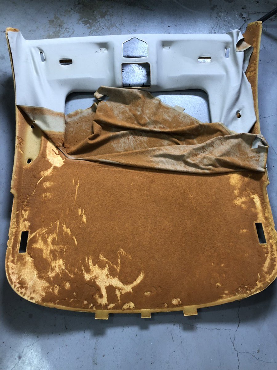 Make Up 公式 ある程度の年数が経過した輸入車は天井の生地が浮いて 垂れる事がよくあります しかし天井を交換するとなると部品代だけでも恐ろしい金額に 今回は純正の生地に合わせて張替え致しました 生地は同じですが 仕上がりは純正以上の