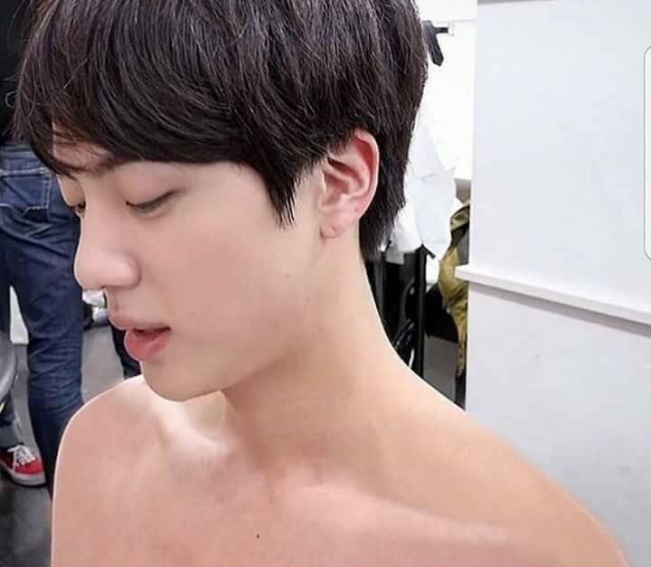 Jin's collar bone for thirsty army

#BTS
#BTS6thAnniversary