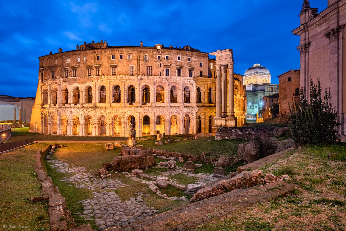 #Rome has monuments so impressive that buildings of great beauty such as the #TeatrodiMarcello can go unnoticed by many. This theater is a fantastic starting point to explore the streets of the charming #GhettoEbraico.
#Roma @visit_lazio @Italia #Italy @ENIT_italia @dcq_italia