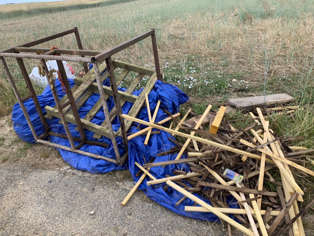 TorpierC's tweet photo. ❗️DÉPÔT SAUVAGE❗️

Aux fainéants aux irrespectueux, les abords des champs ne sont pas des déchèteries, pour info elle est à moins de 4 km.

C’est une honte! 

@FdeRugy l’écologie c’est pour tout le monde ? N’est-ce pas?

@ccism77 @Departement77 @iledefrance https://t.co/UYVbJCFxa8