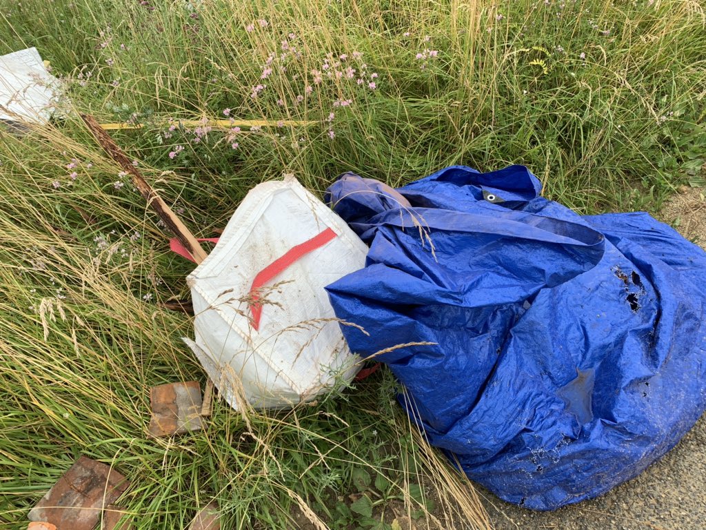 TorpierC's tweet photo. ❗️DÉPÔT SAUVAGE❗️

Aux fainéants aux irrespectueux, les abords des champs ne sont pas des déchèteries, pour info elle est à moins de 4 km.

C’est une honte! 

@FdeRugy l’écologie c’est pour tout le monde ? N’est-ce pas?

@ccism77 @Departement77 @iledefrance https://t.co/UYVbJCFxa8