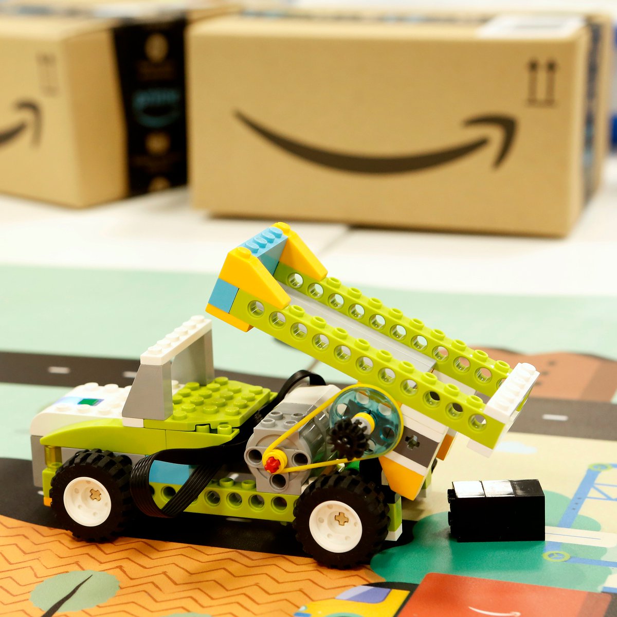 AmazonNewsEU's tweet photo. Our first Spanish #CampAmazon, a Technology Adventure Camp in partnership with @FormaRobotik, welcomes kids for tech activities in one of our warehouses #deliveringsmiles https://t.co/bbw9NrBDpS