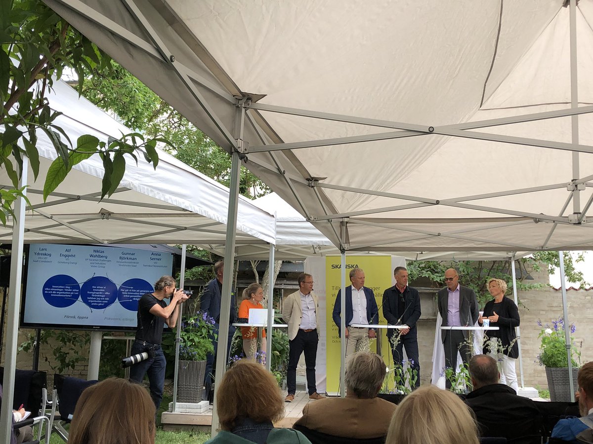 EkmanTweets's tweet photo. @SkanskaSverige bjuder på inspirerande samtal om innovation. Innovationsdirektör Gunnar Björkman från @Stockholmsstad : ”Innovation gör ont, för strukturer måste slås sönder”. Lars Ydreskog, vice VD @combitech : ”Alla industribolag kommer bli mjukvarubolag”. Spännande! https://t.co/skcx3oHOQN