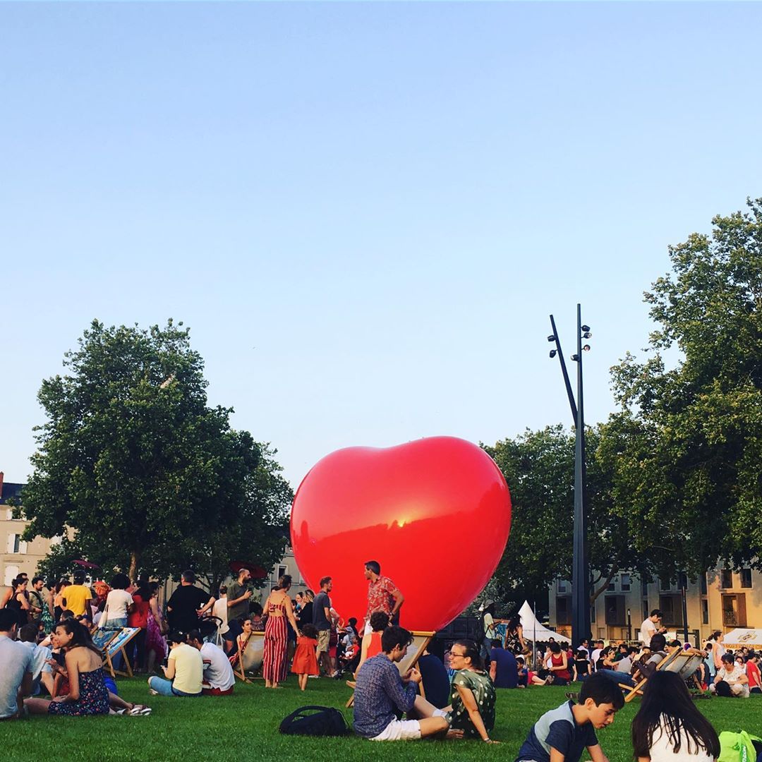 jc_keller's tweet photo. Moment de convivialité pour débuter l'été tout en douceur avec notre coeur gonflable géant ❣️ 

#surmesure #event #design #gonflable #unique #inflatable #transformation #artisanat #artisant #madeinfrance #decor #angers #heart #red #event #france #big #city #love #coeurdemaine https://t.co/H7wHogYcwI