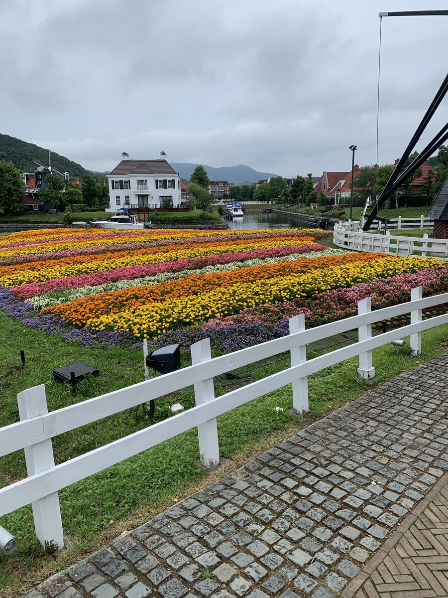 ふるぐいふぐるいふんがむえ いえこけい のどかな風景です 中世ヨーロッパよりもオランダ 近代 栄えた港町っぽいですね 実際はどうでしょう 資料は本棚の中です 長崎旅行記