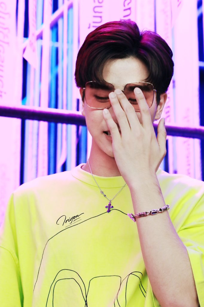 PS_FixedStarCH's tweet photo. 20190629 Perth (图 独家)
即使没陪在你的身旁
那抹荧光还是点亮了
💫💫我的盛夏💫💫
你是我眼眸里的鲜���明亮
你知道,明天,我们就能
❤️▲见到彼此的眼眸▲🖤
前线by:Vikey
修图by:Tina
#Perthppe
#PerthTanapon
#PerthDayCafe https://t.co/bl3WtCnr0P