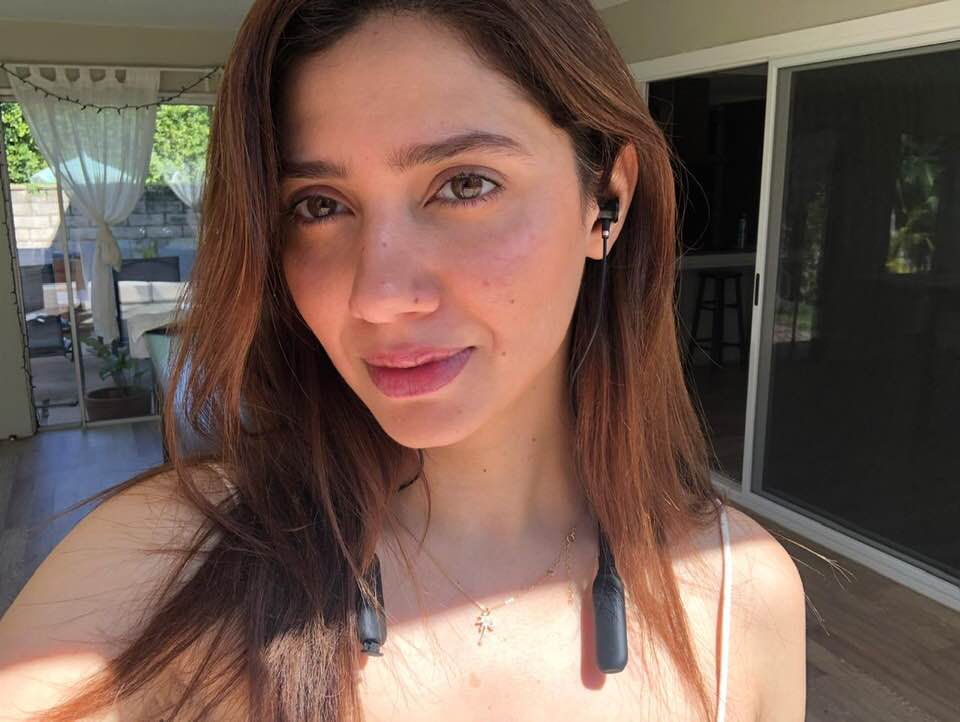 oomosound's tweet photo. Look who we found sporting our #Oomo 3D Wireless Earphones? 

#themahirakhan #mahirakhan #oomosound #oomoearphones #bollywood #superstar https://t.co/CNfqhVtj2L