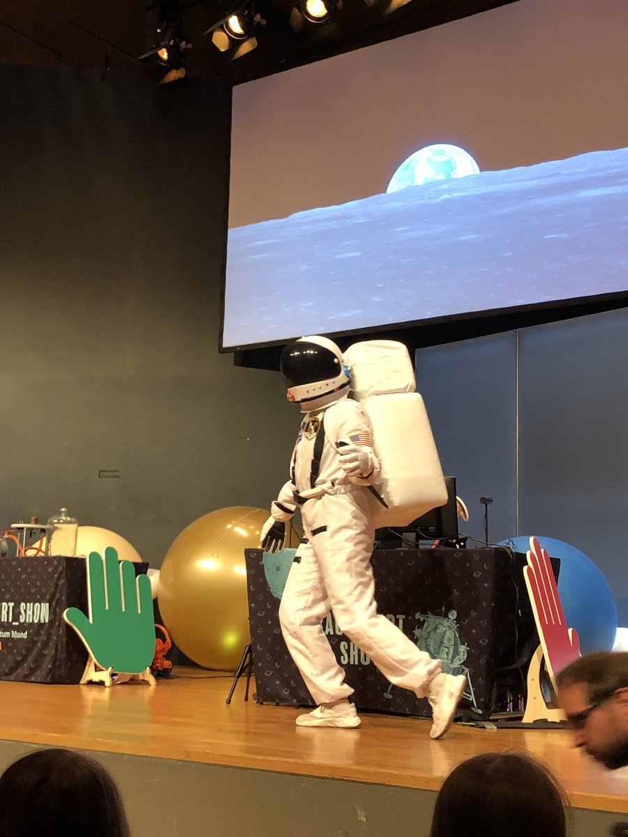 Wollt ihr auch zum Mond?! 🚀🌖 ... HEUTE 14.30h, #Stuttgart @Liederhalle ... DLR_Raumfahrt_Show!! Einfach vorbeikommen, Eintritt frei, keine Anmeldung notwendig ... Wir freuen uns auf euch 😃 !!! <a href="/DLR_de/">DLR_de</a> <a href="/DLR_next/">DLR_next</a> #WiFest19