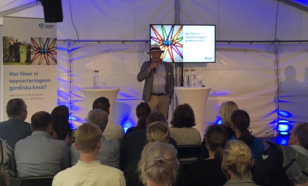 <a href="/Klas_Gustafsson/">Klas Gustafsson</a> inleder <a href="/tekniskaverken/">Tekniska verken</a>-s mer än fullsatta kunskapsseminarium om avfallsfrågor. Hur löser vi sopsorteringens gordiska knuten? <a href="/tekniskaverken/">Tekniska verken</a> #Almedalen2019