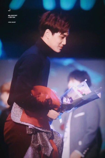 he gave his fansites a bouquet of flowers.