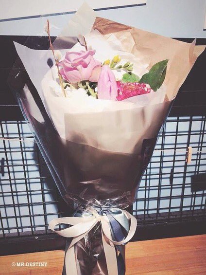 he gave his fansites a bouquet of flowers.