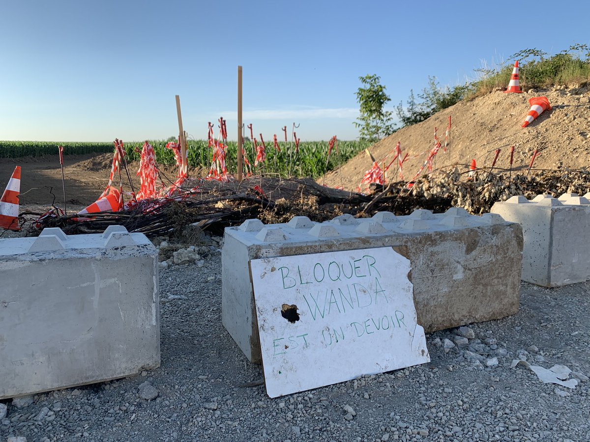 delpeyrou's tweet photo. Une ligne 17 à Gonesse ? À 1,7 km des habitations mais pourquoi faire ? Un centre commercial 🏬 quel est le raisonnement par rapport à l’avenir ? #nonaeuropacity #projetKarma @eelv93 @EELVIdF #blocageencours https://t.co/wgiRwdiaBP