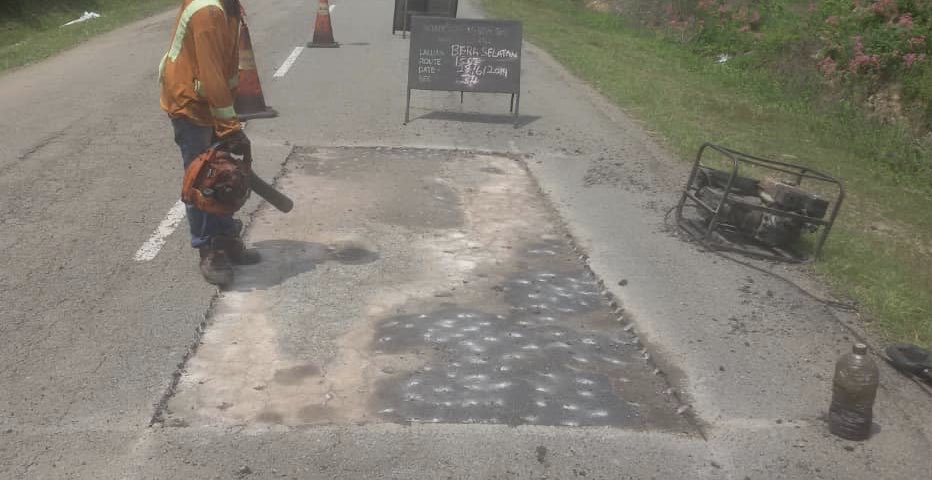 RC_temerloh's tweet photo. #R01 Kerja tampalan kekal #pothole di #ft1567 #sec34 #bera #teamroadcare @Roadcare_Phg @baru_bian @HjAnuarTahir @CSFJ_JKR @MOWorks @JKRMalaysia @Roadcare_Phg @JKRPAHANG @JeDi_Bera @BeraJkr @Roadcare_Msia @kpkrjkr https://t.co/0hYmeTyx8V