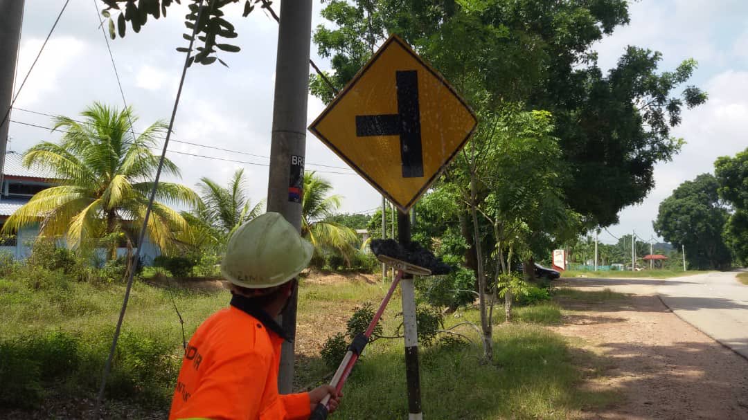RC_temerloh's tweet photo. #RO4 bersih #perabotjalan di #ft1565 #bera #teamroadcare @Roadcare_Phg @kpkrjkr @baru_bian @HjAnuarTahir @CSFJ_JKR @MOWorks @JKRMalaysia @Roadcare_Phg @JKRPAHANG @JeDi_Bera @BeraJkr @Roadcare_Msia https://t.co/mKDDeDDveZ