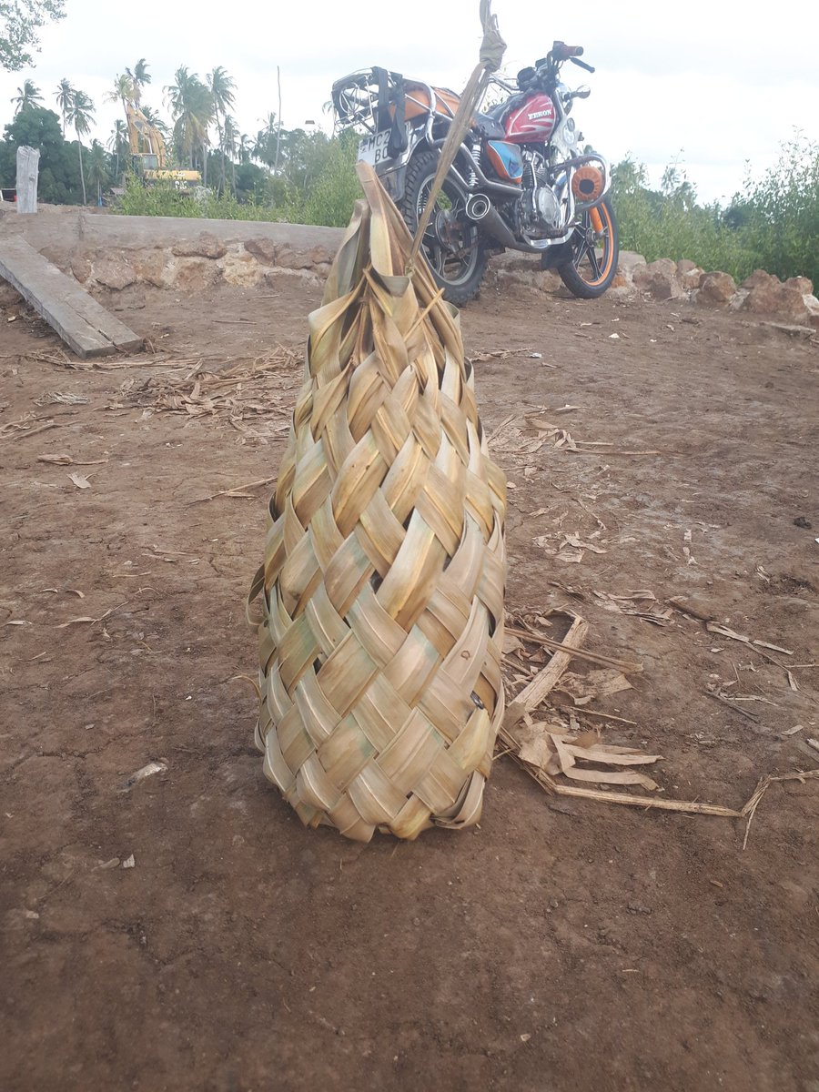 Nyassatu M. Ndamgoba on Twitter: "Kuvuja kwa pakacha nafuu ya mchukuzi. 👇 Hilo hapo chini ndo pakacha.… "