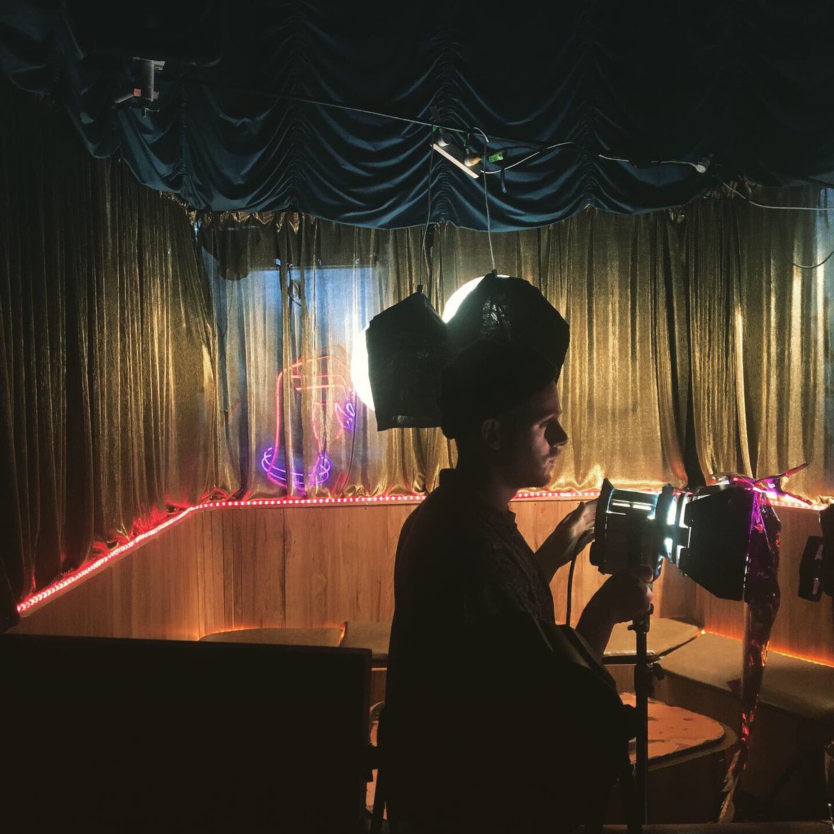 MoaningLisaBand's tweet image. 🗣 TAKE YOU OUT VID DROPS TOMORROW 🌹 we’re so proud of this quirky lil dramedy we’ve created with a team of beautiful, inspiring characters and we cannot wait to share with you all💋💋 #musicvideo #takeyouout #moaninglisa