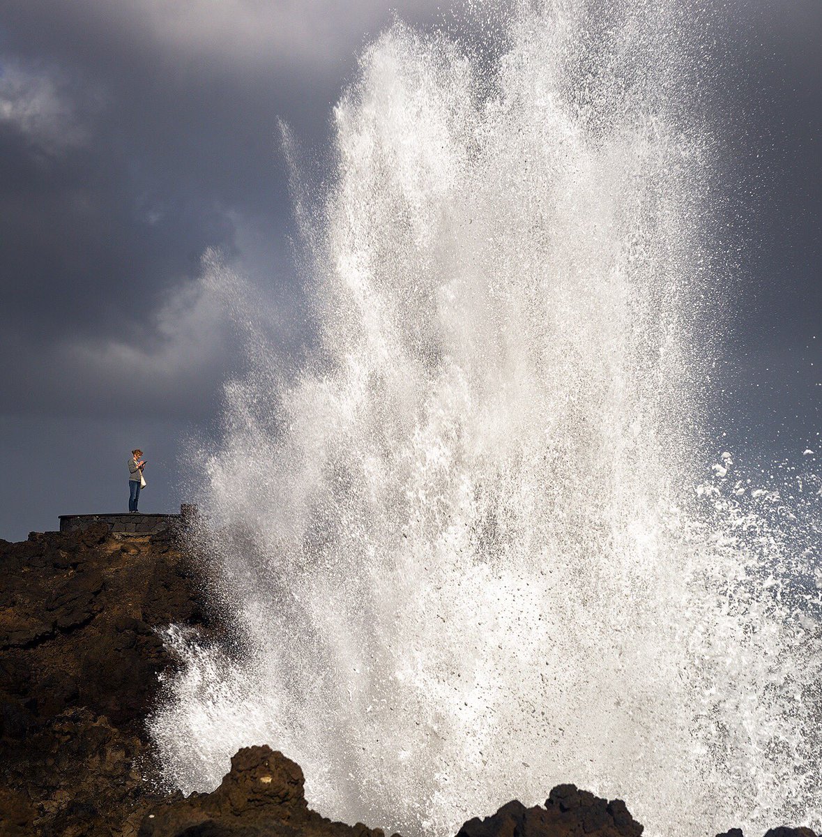 Ella estaba contestando a sus amigas 🤳🏻 cuando, de repente, le llegó una notificación: “Poseidón se ha unido al grupo” 🌊🙋🏻‍♂️ 

Foto del último temporal marítimo en #LosCancajos (ahora en serio 👉🏻 siempre extremar las precauciones en estas situaciones) 

#breñabaja #lapalma