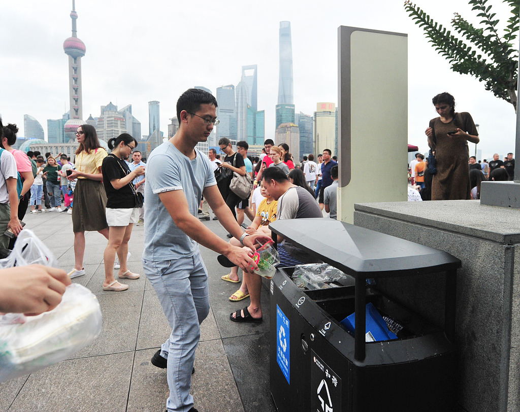 ShanghaiEye's tweet image. Yesterday was the first day that #Shanghai #garbageclassification regulations were in effect. Let’s check some role models of garbage classification for you to study!