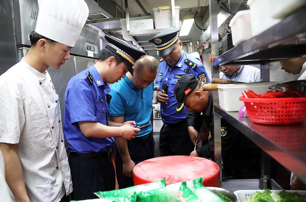 ShanghaiEye's tweet image. Yesterday was the first day that #Shanghai #garbageclassification regulations were in effect. Let’s check some role models of garbage classification for you to study!