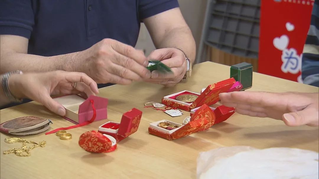 ShanghaiEye's tweet image. We all know that #Shanghai people are being driven crazy by #garbageclassification. But did you know that there is a Shanghai family that needs to thank this regulation. They split open a package of 18 pieces of gold while they were classifying their garbage?