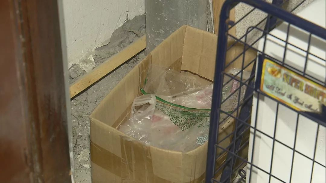 ShanghaiEye's tweet image. We all know that #Shanghai people are being driven crazy by #garbageclassification. But did you know that there is a Shanghai family that needs to thank this regulation. They split open a package of 18 pieces of gold while they were classifying their garbage?