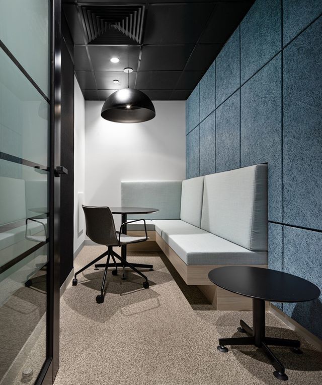 CradleDesign's tweet image. W O R K P L A C E | These @csrhimmel @troldtekt sound eliminating panels deafen noise within the room and eliminate sound travelling outside into the work area📣Custom coloured in blue, they also add a textured and warm element of design to the space. @s… ift.tt/2LvQhAN