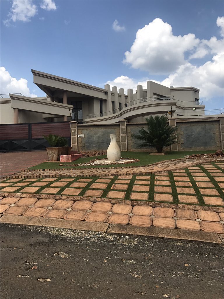 You can’t deny the greatness of this village .. The Mamas are hard workers and they have instilled that to their own. This is Las Venda unleashed 🙌🏾 #OnlyInLimpopo