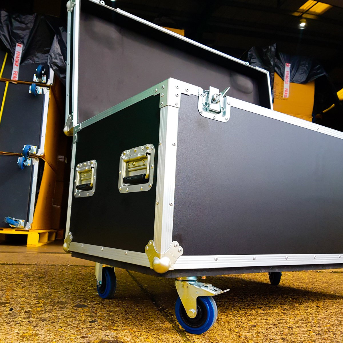 RhinoFlightcase's tweet photo. Medium Trunk Flight Case is ideal for any professional who is looking for a strong, easy moving, secure road case to keep their goodies protected. It has braked casters, four grab handles and lockable butterfly catches....

Call us on 01604664571 for more info. https://t.co/HTkxQZ9Tfy