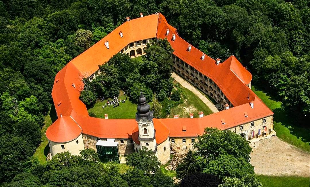 PomurjeR's tweet photo. The oldest and the biggest castle complex in Slovenia, a perfect place to enliven your visit in #pomurjeregion 🏰🌳
As a legend suggest, castle should have over 365 rooms, one room a day!

#pomurje #prekmurje #ifeelslovenia #discoverslovenia https://t.co/loVJQjK7ne