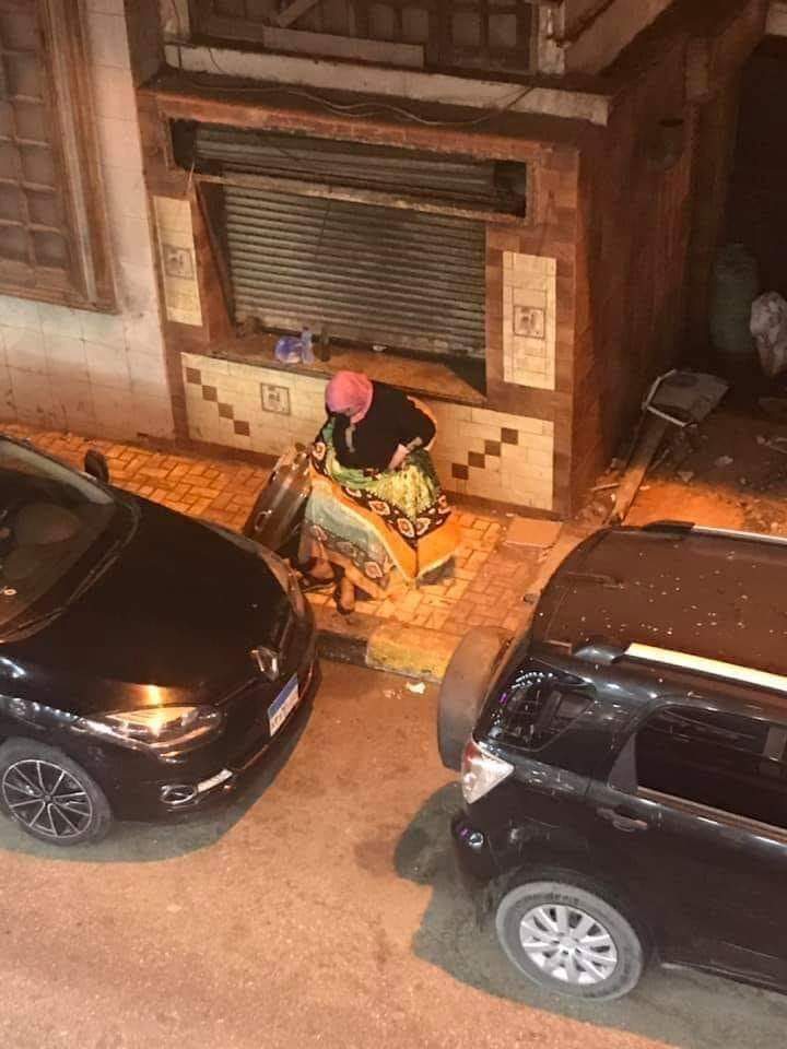 rnCekZk8BmIqWW8's tweet photo. الست دي بنتها طردتها وقاعده ف الشارع وبتنام ف الشارع هيا شكلها مبهدل وملهاش حد تروحه عندها شرخ او كسر ف الفخد علشان كده ��نتها طردتها مش قادره ع خدمتها ياريت حد يقدر يجبلها غرفه او اي دار مسنين بس تمشي من الشارع عشان مينفعش 
ياريت حد يهتم هي ف ميامي طريق الجيش 673 سلطنه ميامي https://t.co/0KYUQjwCHI