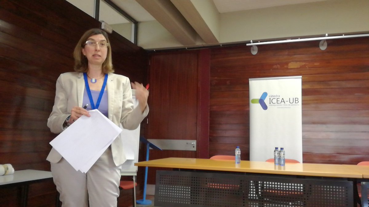 MMClaramuntB's tweet photo. Continuamos con las Hipotecas inversas y su comparativa en España con otros productos disponibles para licuar el patrimonio. Manuela Bosch @bosch_manuela. #05workshop @icea_ub @icea_es @UniBarcelona https://t.co/C85aSXWO9W