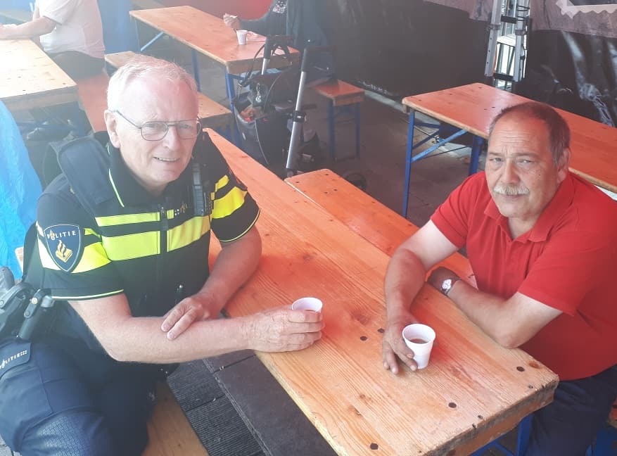 B_Visschedijk's tweet photo. Wekelijks treffen bezoekers dinsdagmarkt #contact #binding #marktpraat #vheekplein #enschede #wjkagent #politie @POL_Enschede https://t.co/nMEiRomCF5