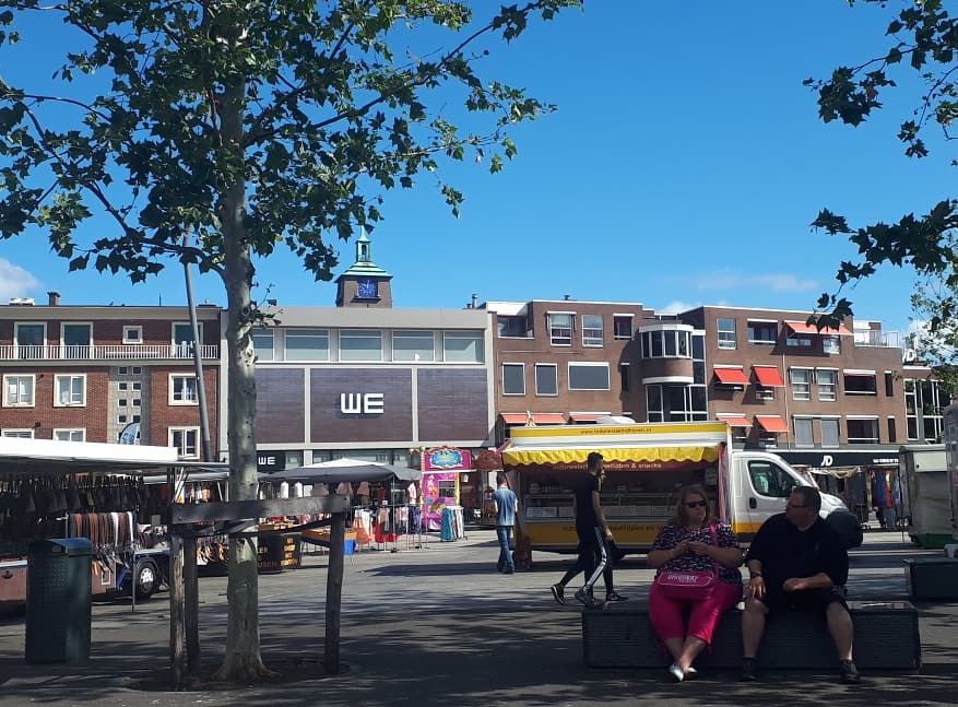 B_Visschedijk's tweet photo. Wekelijks treffen bezoekers dinsdagmarkt #contact #binding #marktpraat #vheekplein #enschede #wjkagent #politie @POL_Enschede https://t.co/nMEiRomCF5