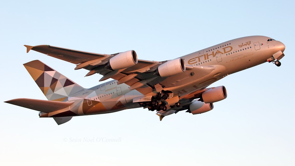 Shamrock715_'s tweet photo. Etihad 69K (A6-APJ - A388) of @EtihadAirways departing 27R @HeathrowAirport as #ey18 to Abu Dhabi 
30-06-2019

#etihadairways #airbus #airbusa380 #a380 #heathrowairport #avgeek #aviation https://t.co/TVQ0EIirLx