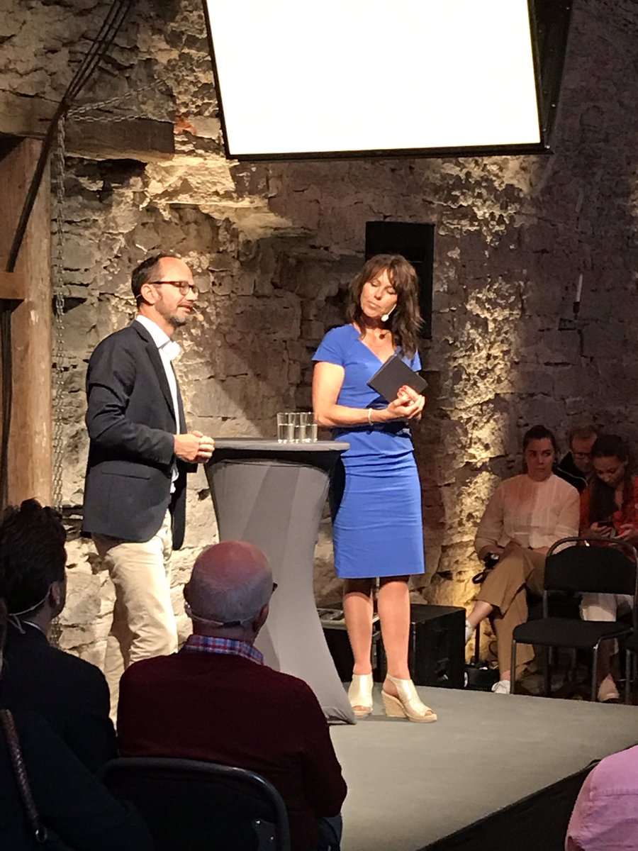 tobbewitt's tweet photo. Allt är inte #AI. Framtidens resande på agendan, Tomas Eneroth på scen.  Hyperloop, elflyg eller höghastighetståg? #almedalen https://t.co/w1FJC7jMJl