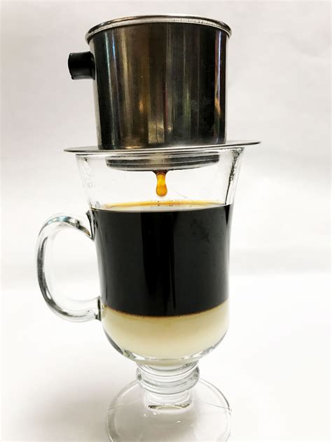 Вьетнамский кофе милк. Кофе по вьетнамски со сгущенкой. Кофе со льдом. Кофе во вьетнаме со льдом. Вьетнамская заварка для кофе.