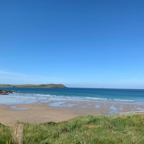 A good ☀️ morning from New Polzeath! Check out this view shot from Low Cliff Cottage, one of our contemporary New Polzeath properties: johnbraycornishholidays.co.uk/holiday-cottag… #wishyouwerehere #summerishere #polzeath #morningsurf #surf #paddleboarding #learntosurf #lovewhereyoulive