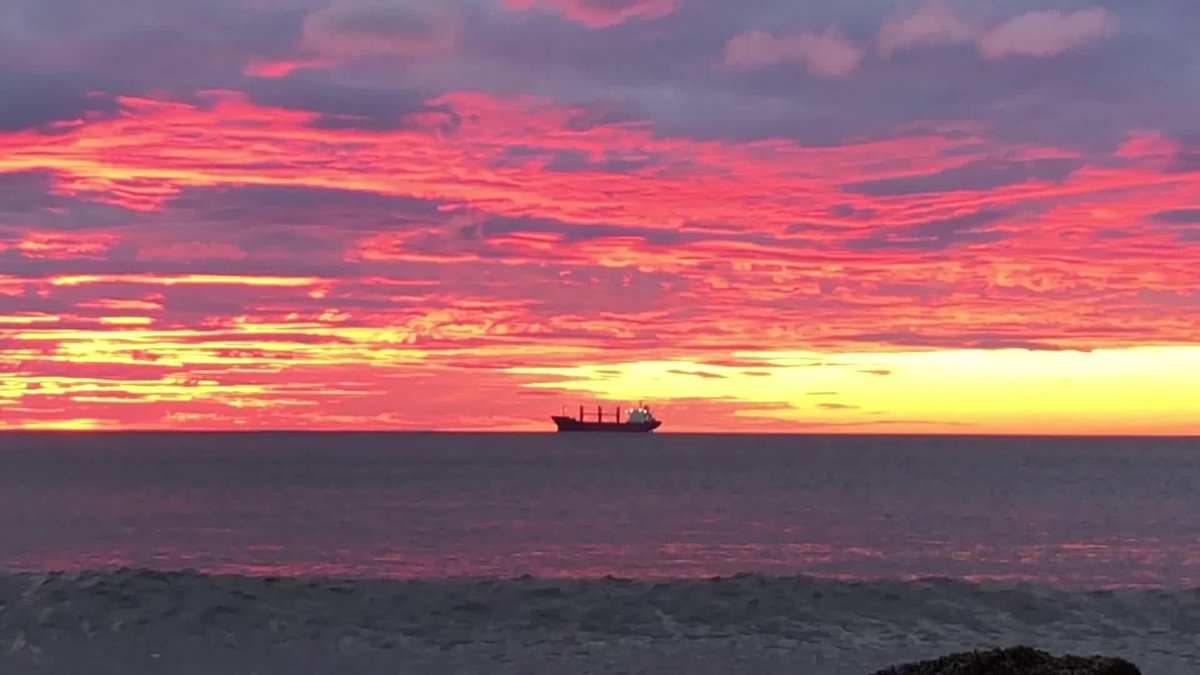 GrovesRes's tweet image. Early risers at the coast woke up to a breathtaking amber sky over the North Sea on Monday - buff.ly/2FMthKi.