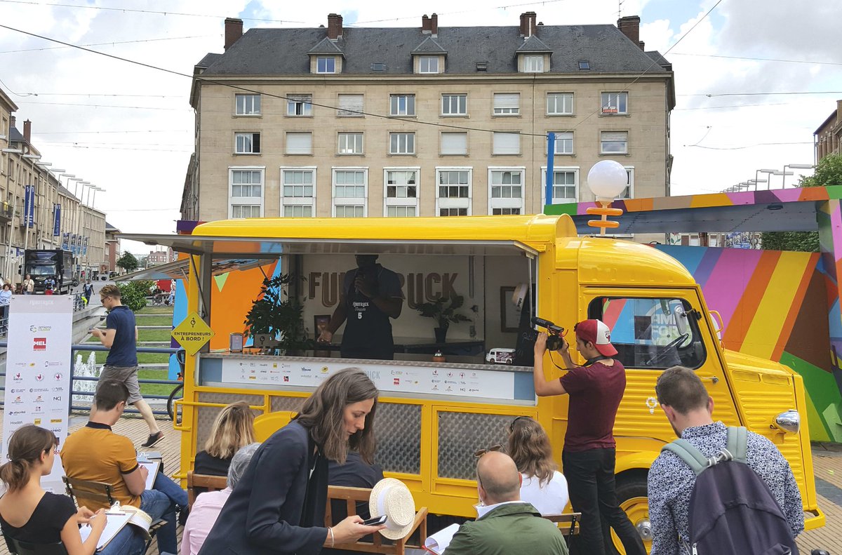 #FundTruck2019 Le 🚚 qui fait pitcher les #startup à la recherche de financement garé Place Gambetta à #Amiens !
Tour de France de l'#innovation avec <a href="/GroupeLaPoste/">La Poste Groupe</a>. #FrenchIOT #LaPoste