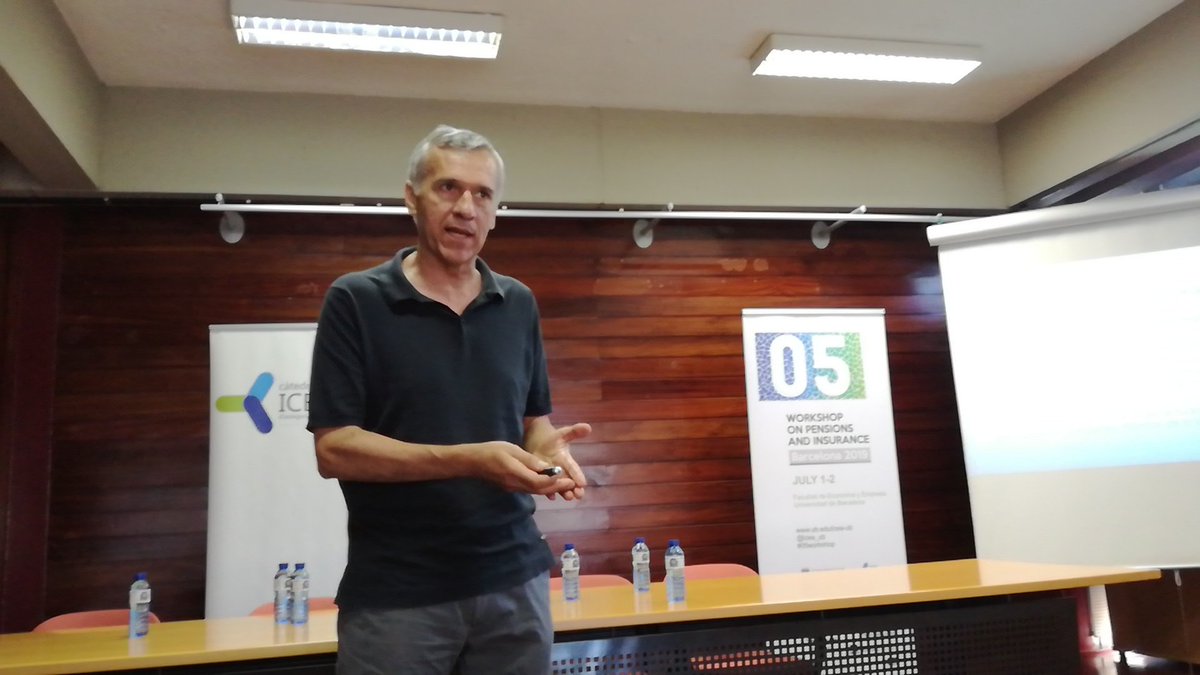 MMClaramuntB's tweet photo. Roberto Meneu nos explica la relacion entre la edad de jubilacion y la equidad actuarial. #05workshop @icea_ub @icea_es @UniBarcelona https://t.co/hJkCqtCHwF