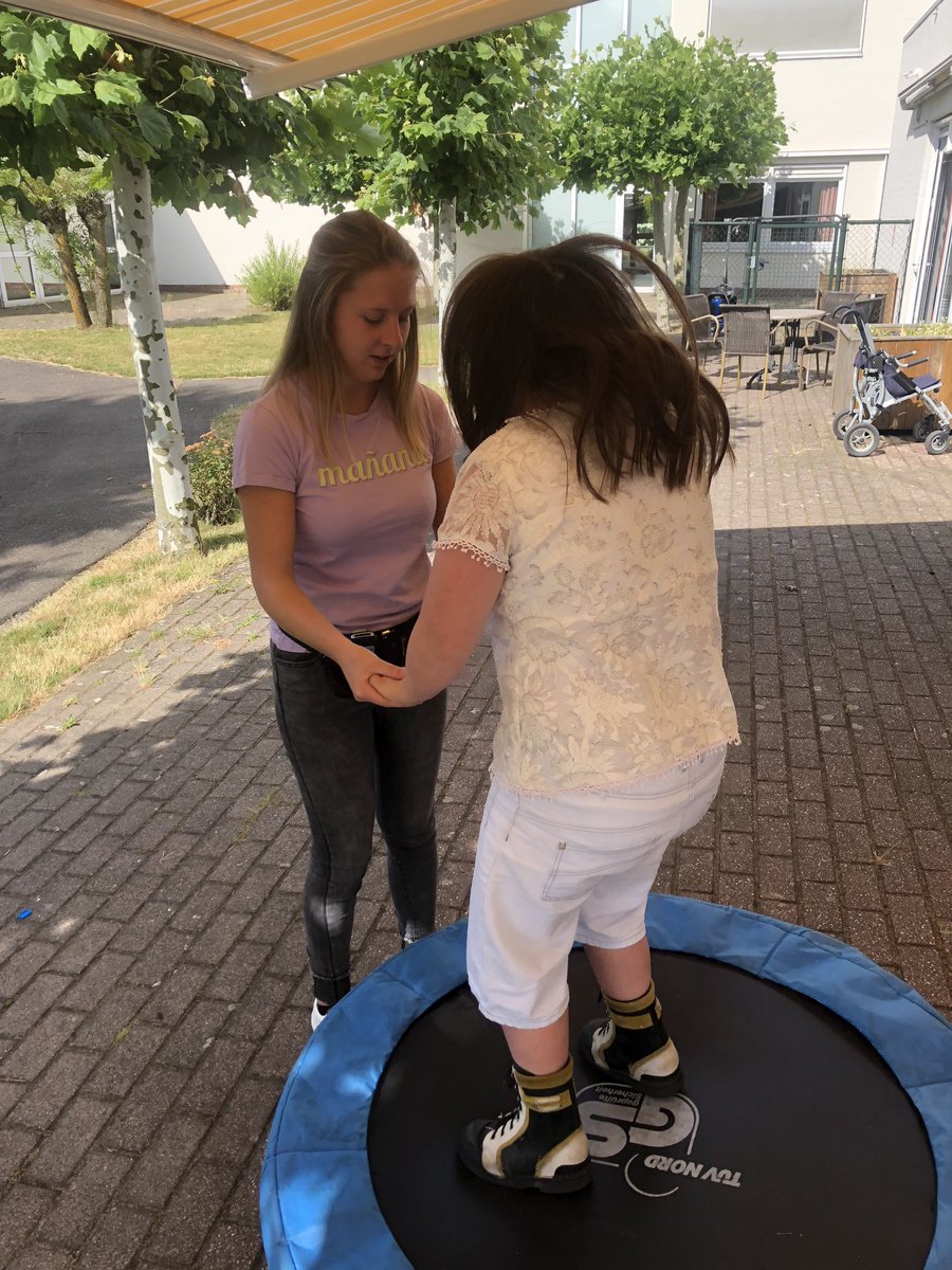 Samen bewegen vinden wij belangrijk bij <a href="/stDichterbij/">Stichting Dichterbij</a> maar vooral heel leuk:) Medewerkers vs onze talenten! #samen #bewegen