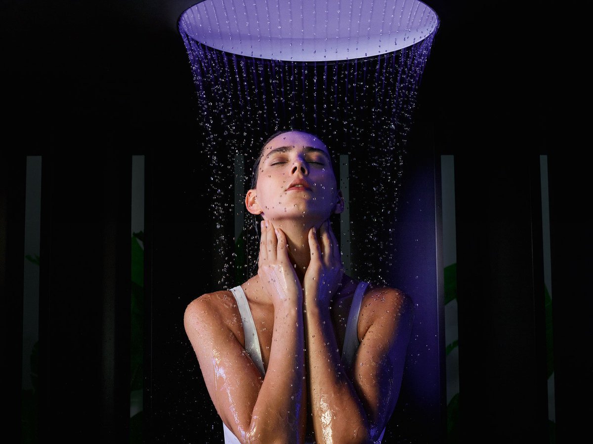 Experience a tropical shower at the touch of a button: The slow temperature swing between warm & hot goes almost unnoticed. More about the experience shower AQUAMOON ATT: ow.ly/tKkS50uQUel #interiordesign #design #wellness