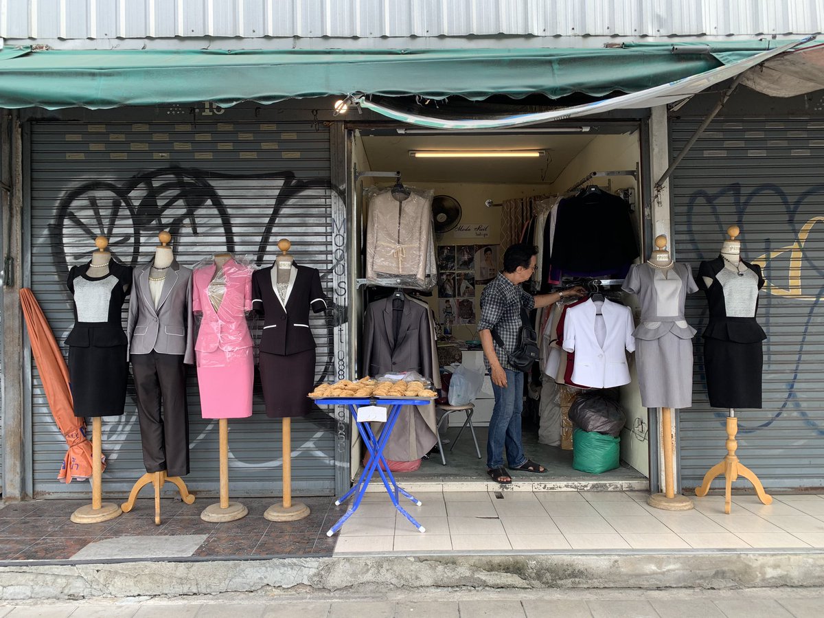 rarariyaa's tweet image. รีวิวร้านตัดสูทค่าา
*No sponsor เด้อ
คุณลุงย้ายจากสยามตอนปี53ที่ไฟไหม้ ไปลิโด้ แล้วพอลิโด้ทุบก็ย้ายมาที่นี่ค่ะ สู้ชีวิตสุด
ส่วนใหญ่เป็นตัดสูทสมัครแอร์ค่ะ มีสีให้เลือกกันจุกๆ 90สีไปเลยจ่ะ สีมงคลประจำวันมีครบแน่นอน ที่ร้านมีแบบให้เลือก หรือเราเอาแบบไปก็ได้ค่ะ คุณลุงวัดตัวละเอียดมาก