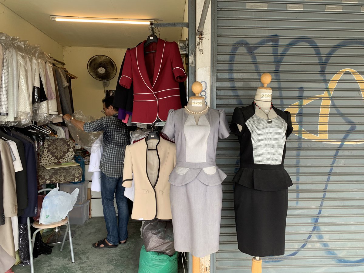 rarariyaa's tweet image. รีวิวร้านตัดสูทค่าา
*No sponsor เด้อ
คุณลุงย้ายจากสยามตอนปี53ที่ไฟไหม้ ไปลิโด้ แล้วพอลิโด้ทุบก็ย้ายมาที่นี่ค่ะ สู้ชีวิตสุด
ส่วนใหญ่เป็นตัดสูทสมัครแอร์ค่ะ มีสีให้เลือกกันจุกๆ 90สีไปเลยจ่ะ สีมงคลประจำวันมีครบแน่นอน ที่ร้านมีแบบให้เลือก หรือเราเอาแบบไปก็ได้ค่ะ คุณลุงวัดตัวละเอียดมาก