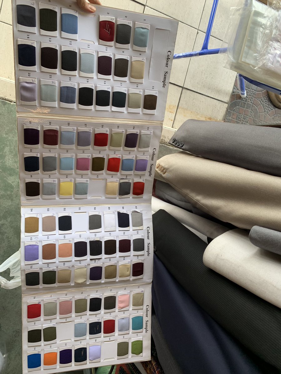 rarariyaa's tweet image. รีวิวร้านตัดสูทค่าา
*No sponsor เด้อ
คุณลุงย้ายจากสยามตอนปี53ที่ไฟไหม้ ไปลิโด้ แล้วพอลิโด้ทุบก็ย้ายมาที่นี่ค่ะ สู้ชีวิตสุด
ส่วนใหญ่เป็นตัดสูทสมัครแอร์ค่ะ มีสีให้เลือกกันจุกๆ 90สีไปเลยจ่ะ สีมงคลประจำวันมีครบแน่นอน ที่ร้านมีแบบให้เลือก หรือเราเอาแบบไปก็ได้ค่ะ คุณลุงวัดตัวละเอียดมาก