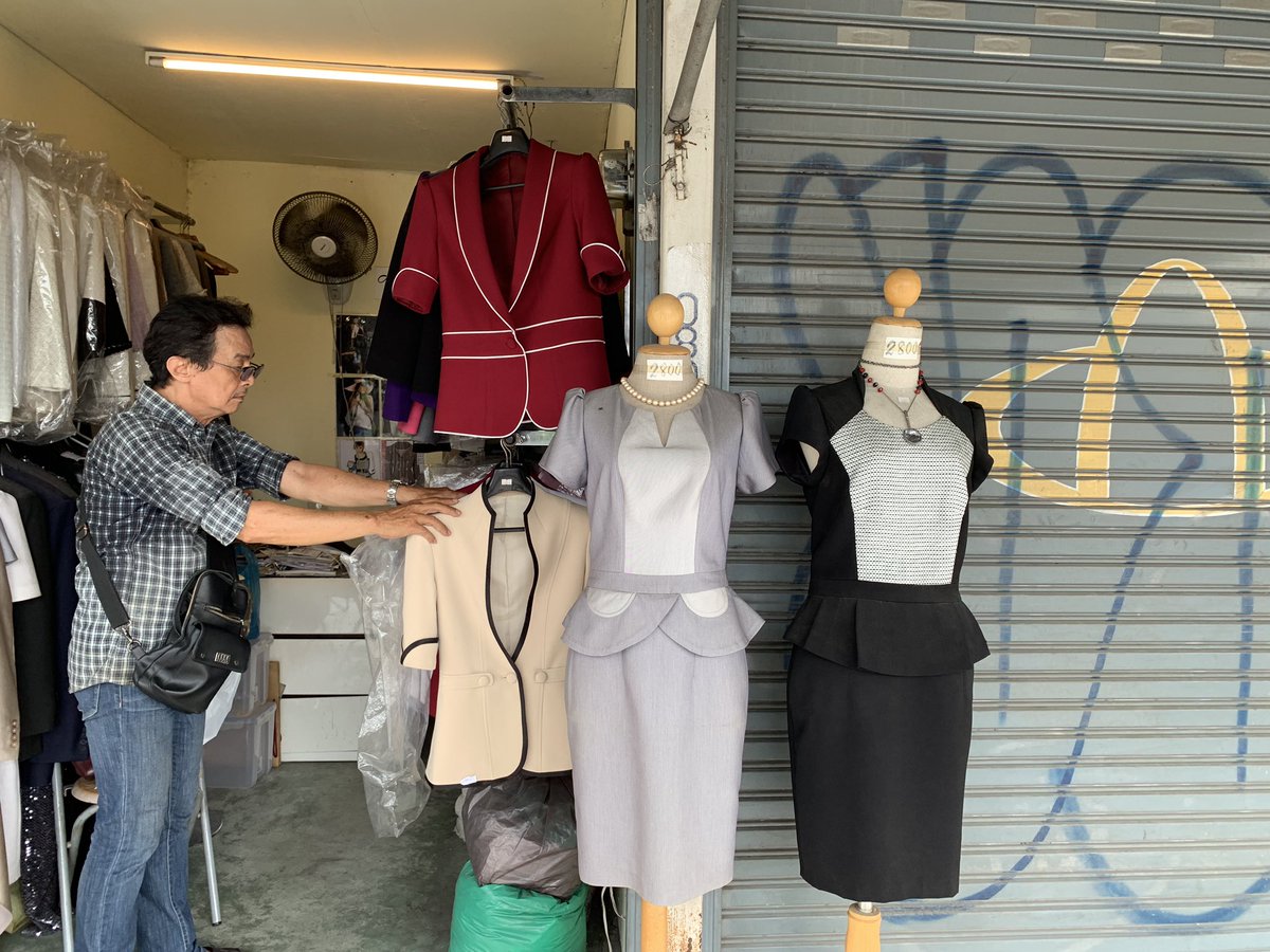 rarariyaa's tweet image. รีวิวร้านตัดสูทค่าา
*No sponsor เด้อ
คุณลุงย้ายจากสยามตอนปี53ที่ไฟไหม้ ไปลิโด้ แล้วพอลิโด้ทุบก็ย้ายมาที่นี่ค่ะ สู้ชีวิตสุด
ส่วนใหญ่เป็นตัดสูทสมัครแอร์ค่ะ มีสีให้เลือกกันจุกๆ 90สีไปเลยจ่ะ สีมงคลประจำวันมีครบแน่นอน ที่ร้านมีแบบให้เลือก หรือเราเอาแบบไปก็ได้ค่ะ คุณลุงวัดตัวละเอียดมาก