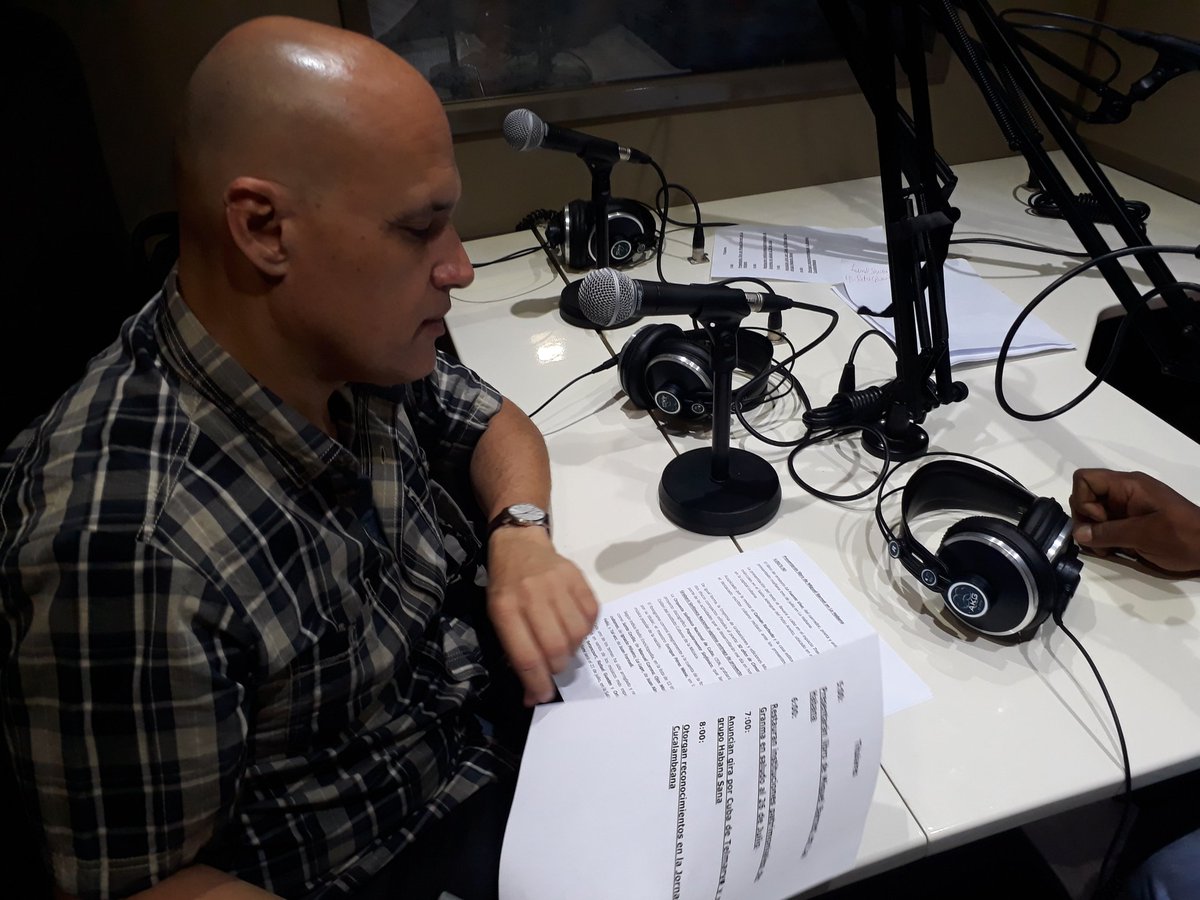 AguiarPonce's tweet photo. Felicidades al colectivo de @HrRebelde y a todo el equipo de reporteros y corresponsales que cada día hacen mejor al mayor informativo de la @radio_cubana. Hoy estamos de #FiestaRebelde celebrando 35 años en el éter con el compromiso de sentir y ver a #Cuba desde nuestros sonidos https://t.co/4PXhB4B29G
